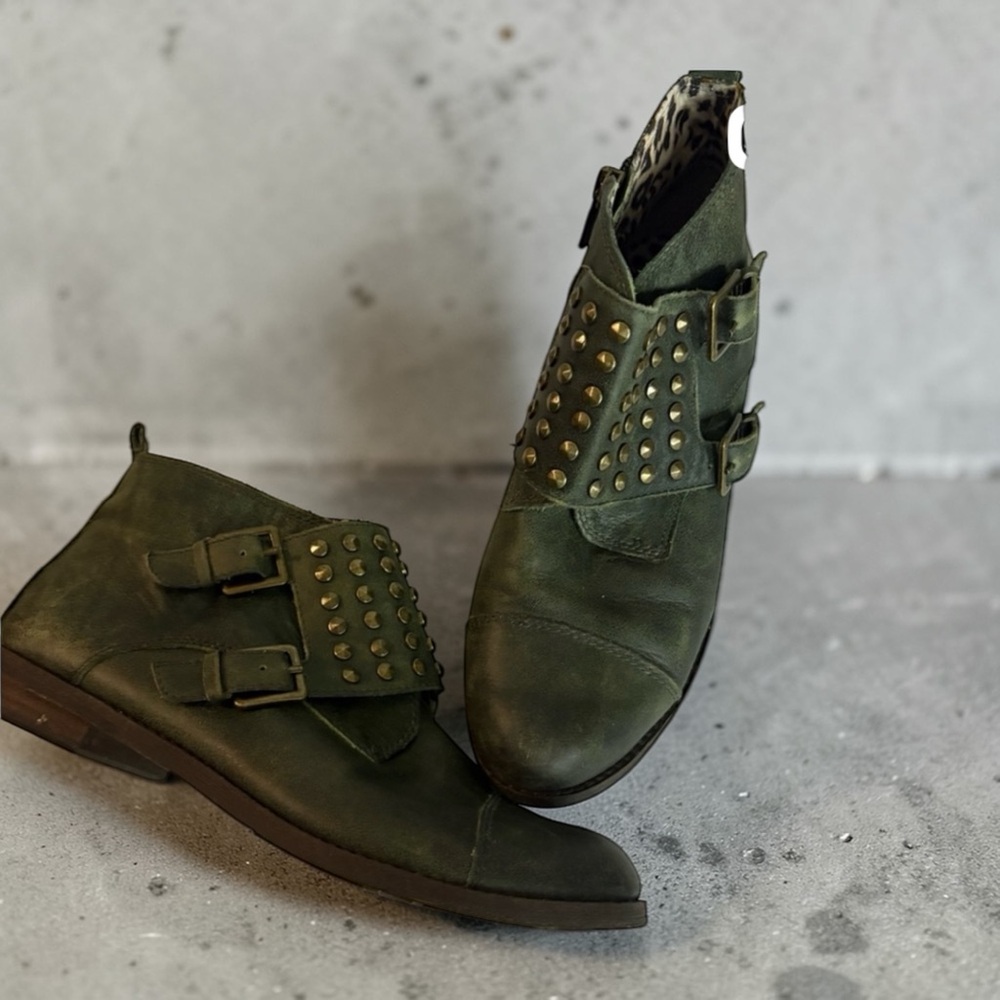 Lucky Brand L.K. Dosey Green Studded Low Wrap Around Buckle Ankle Boots size 8.5
